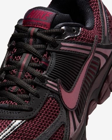 Nike - Giày thời trang thể thao Nữ Zoom Vomero 5 Women's shoes with reflective accents