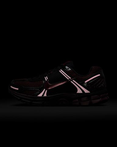 Nike - Giày thời trang thể thao Nữ Zoom Vomero 5 Women's shoes with reflective accents