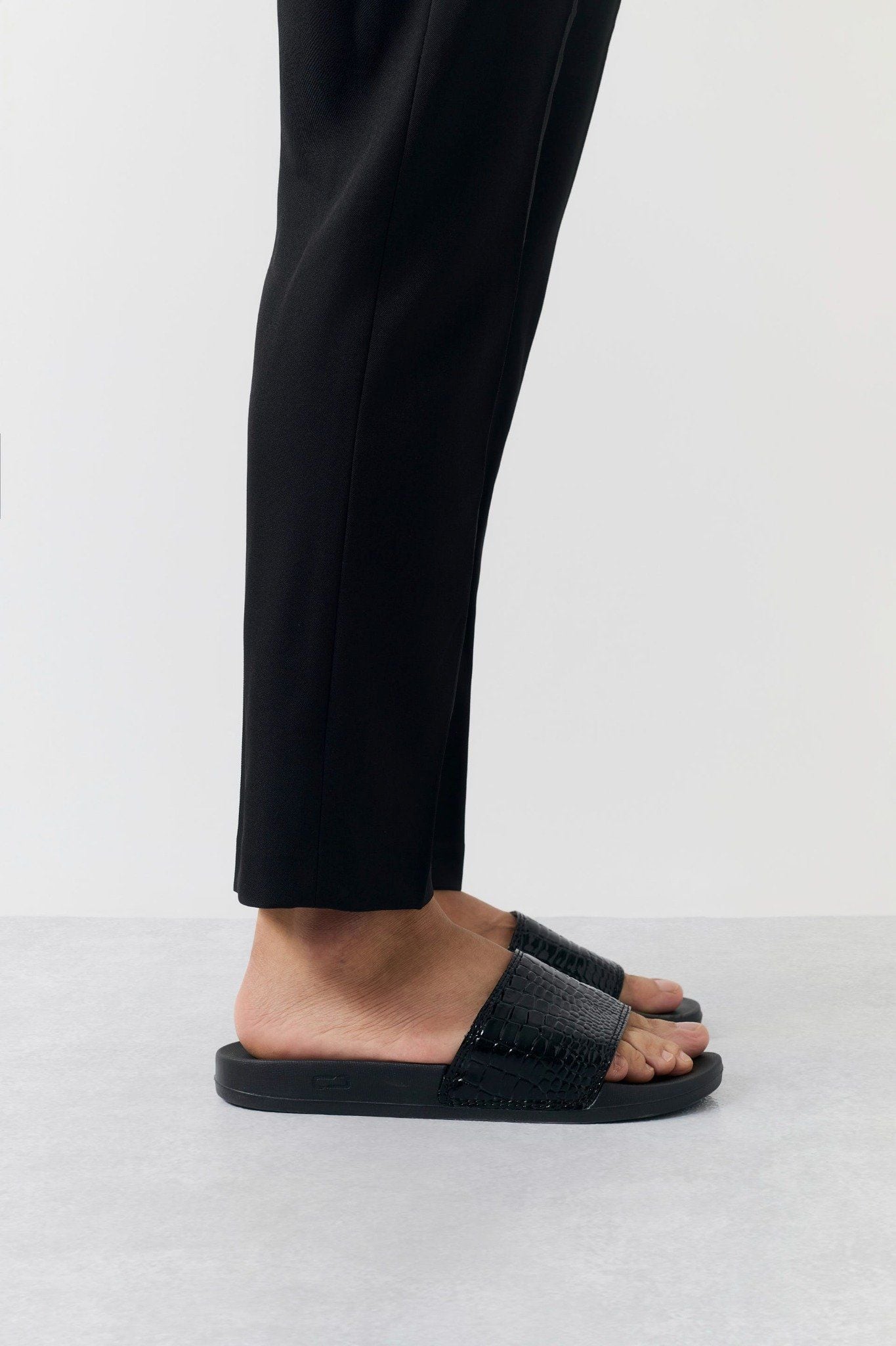  Dép Embossed Casual Slide 