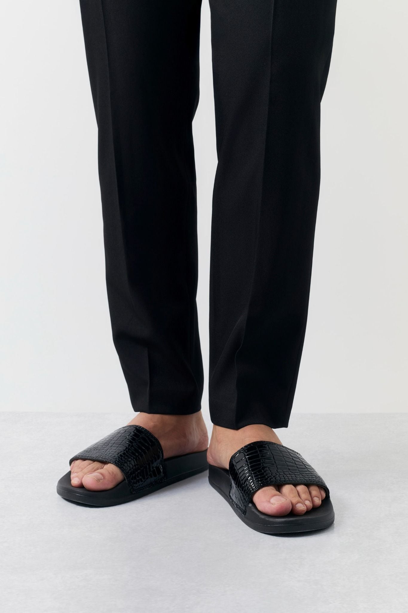  Dép Embossed Casual Slide 