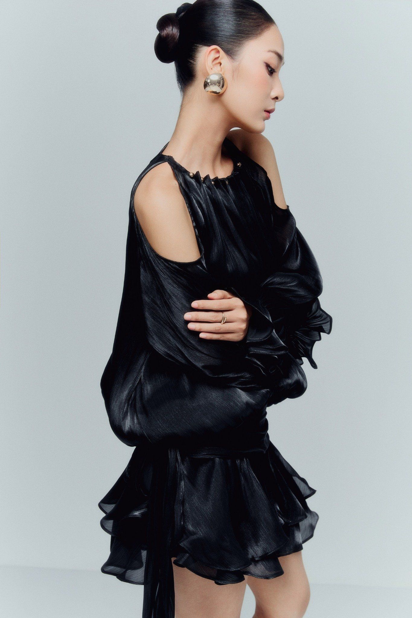 Đầm Ngắn Ivory Off-Shoulder Silk