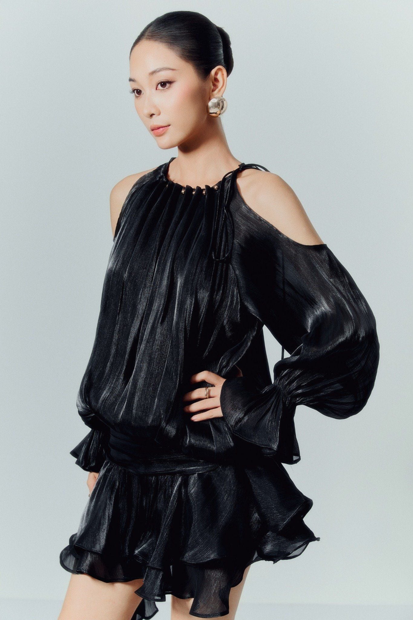 Đầm Ngắn Ivory Off-Shoulder Silk