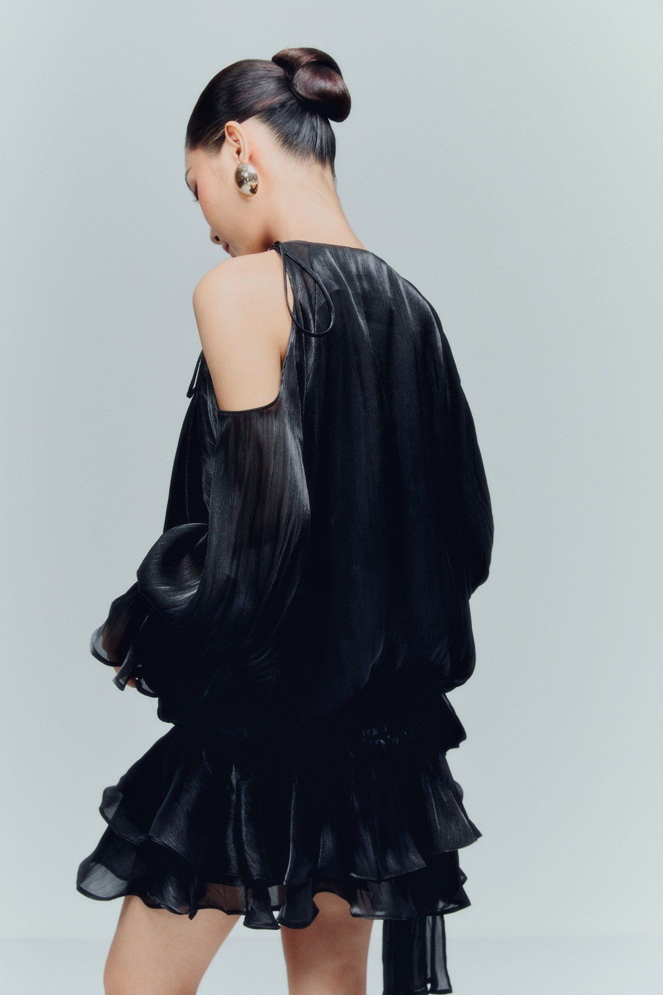 Đầm Ngắn Ivory Off-Shoulder Silk