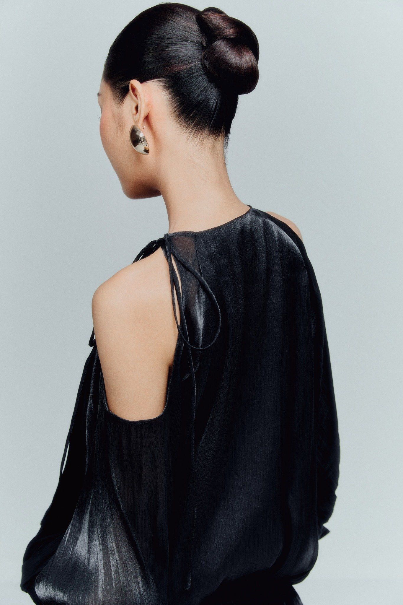 Đầm Ngắn Ivory Off-Shoulder Silk