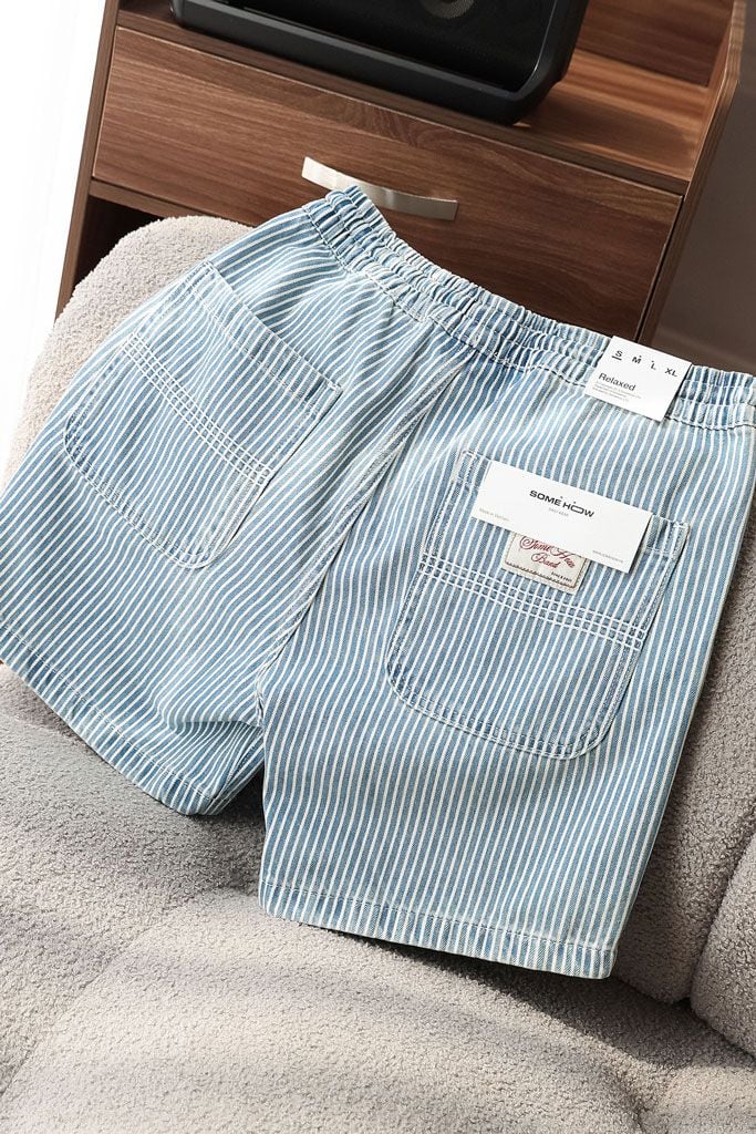 Quần Short Relaxed Lưng Thun White Pinstripe
