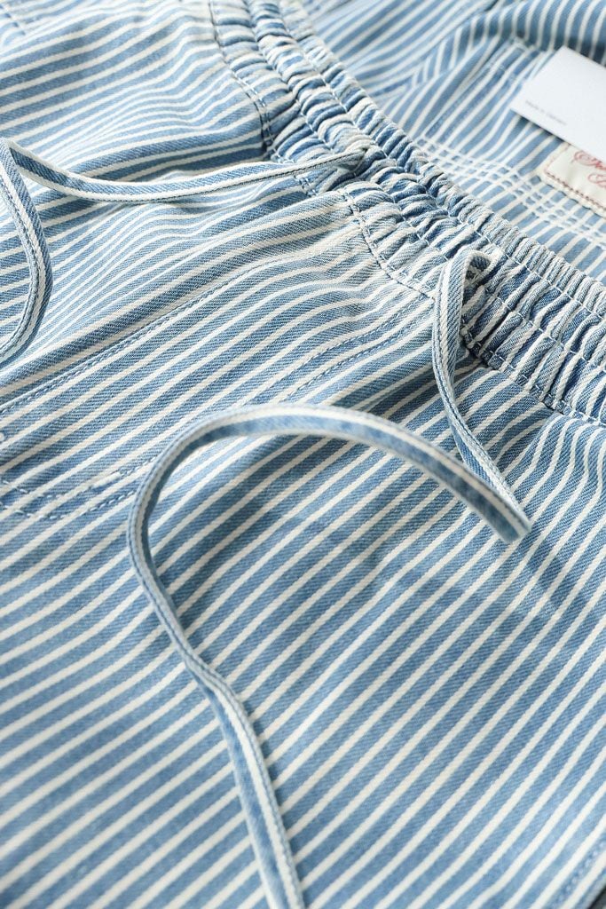 Quần Short Relaxed Lưng Thun White Pinstripe