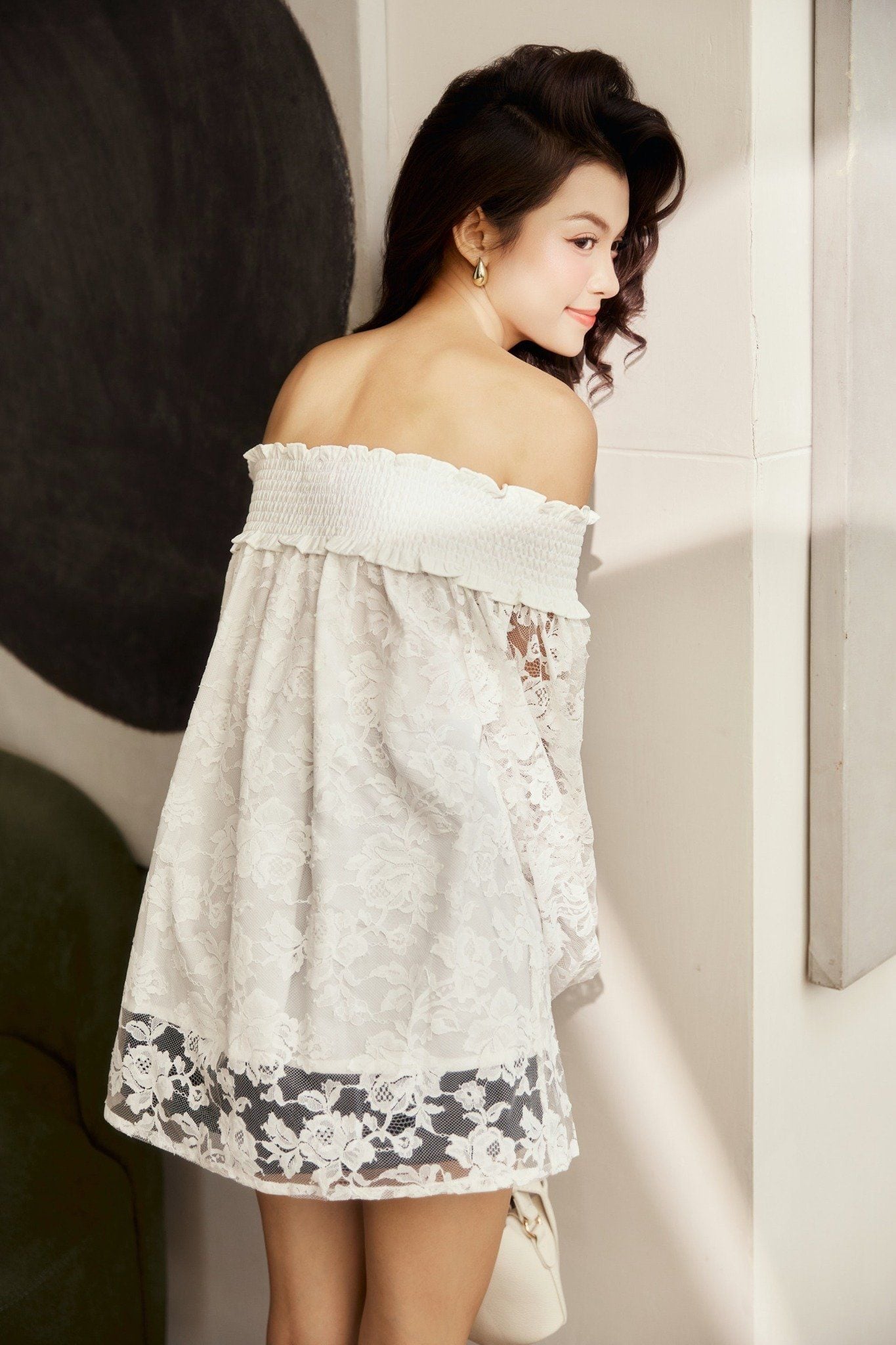 Áo Off Shoulder White Lace Smocked