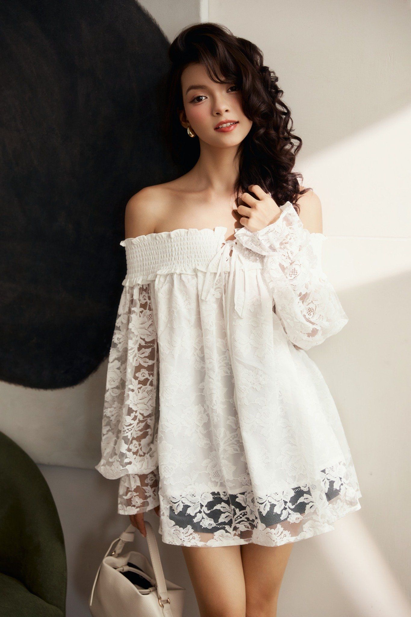 Áo Off Shoulder White Lace Smocked