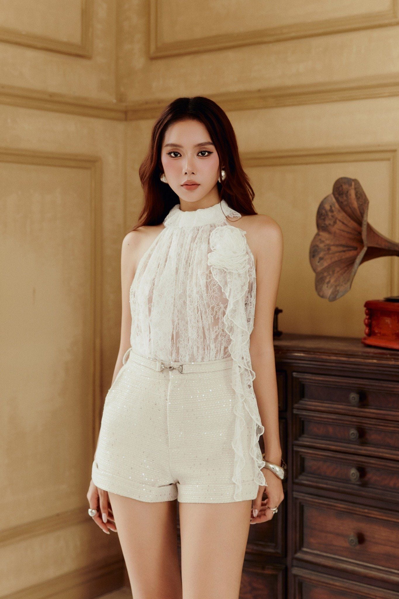 Áo Ivory Blossom Lace Black White