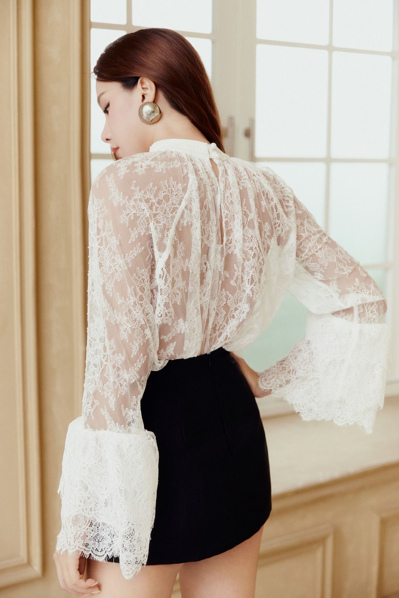  Áo High Neck Blouse Flared Sleeves 