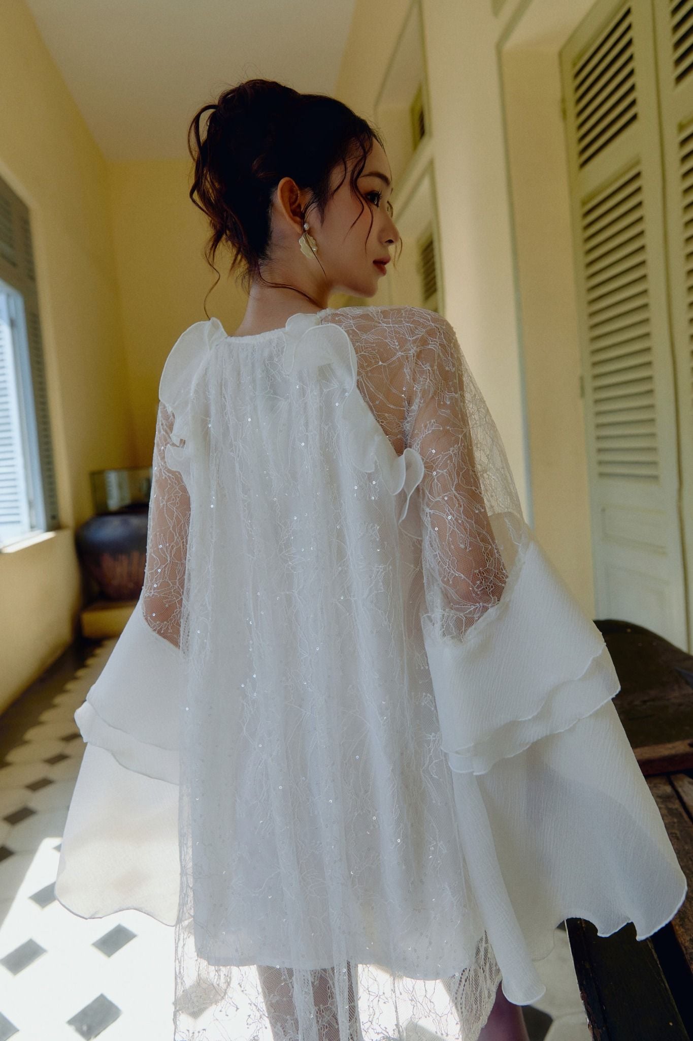 Đầm Ngắn Swan Ruffle