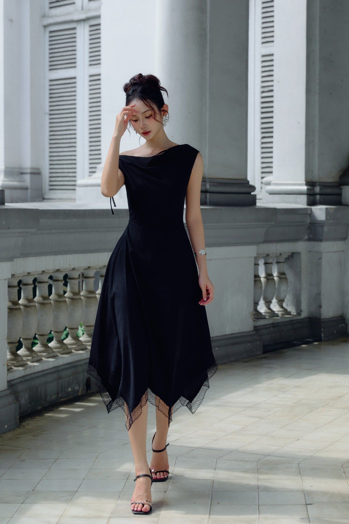  Đầm Dài Vai Lệch Phối Ren Ethereal 