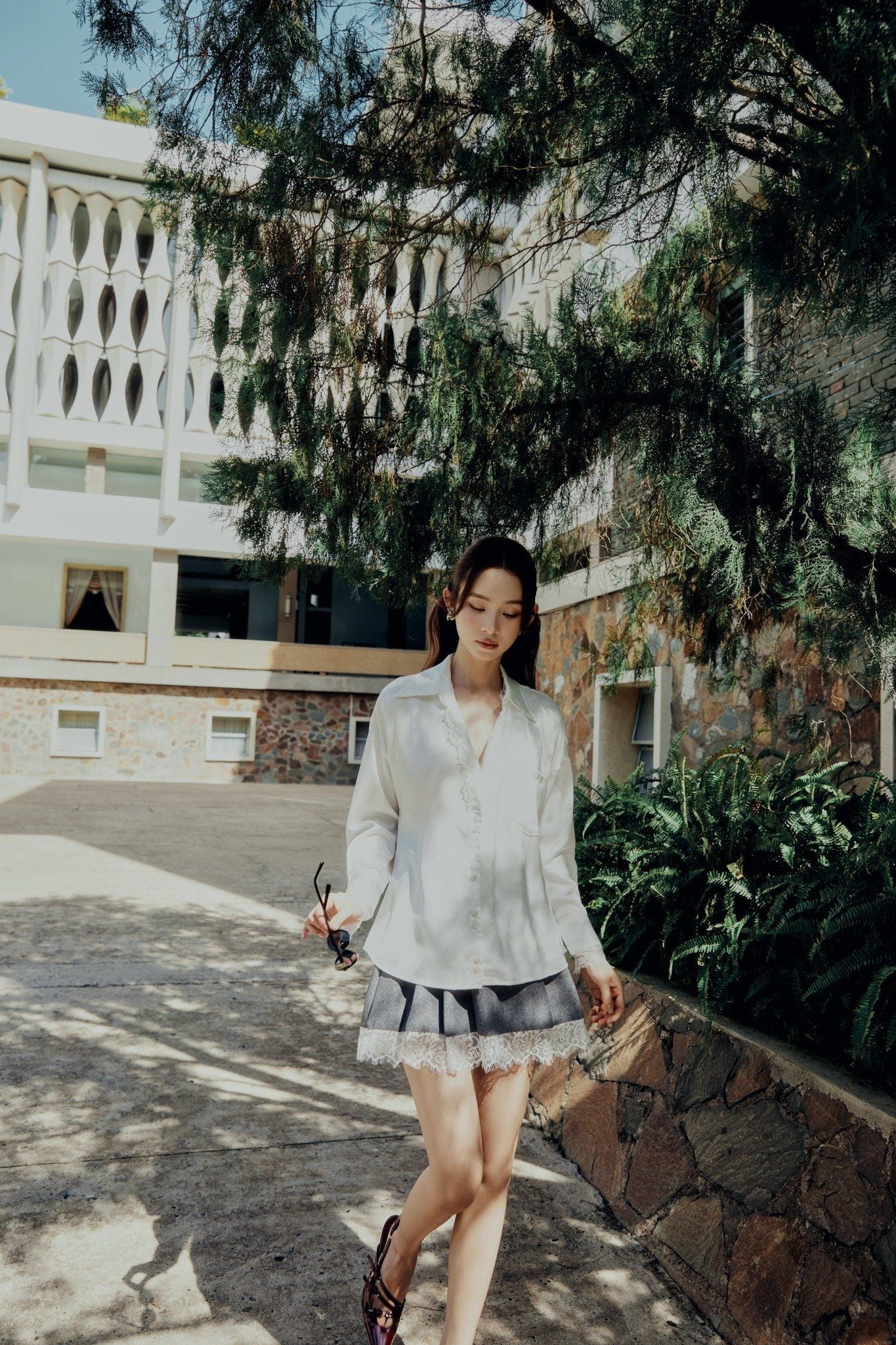 Chân Váy Ngắn Side Pleat Lacey Hem