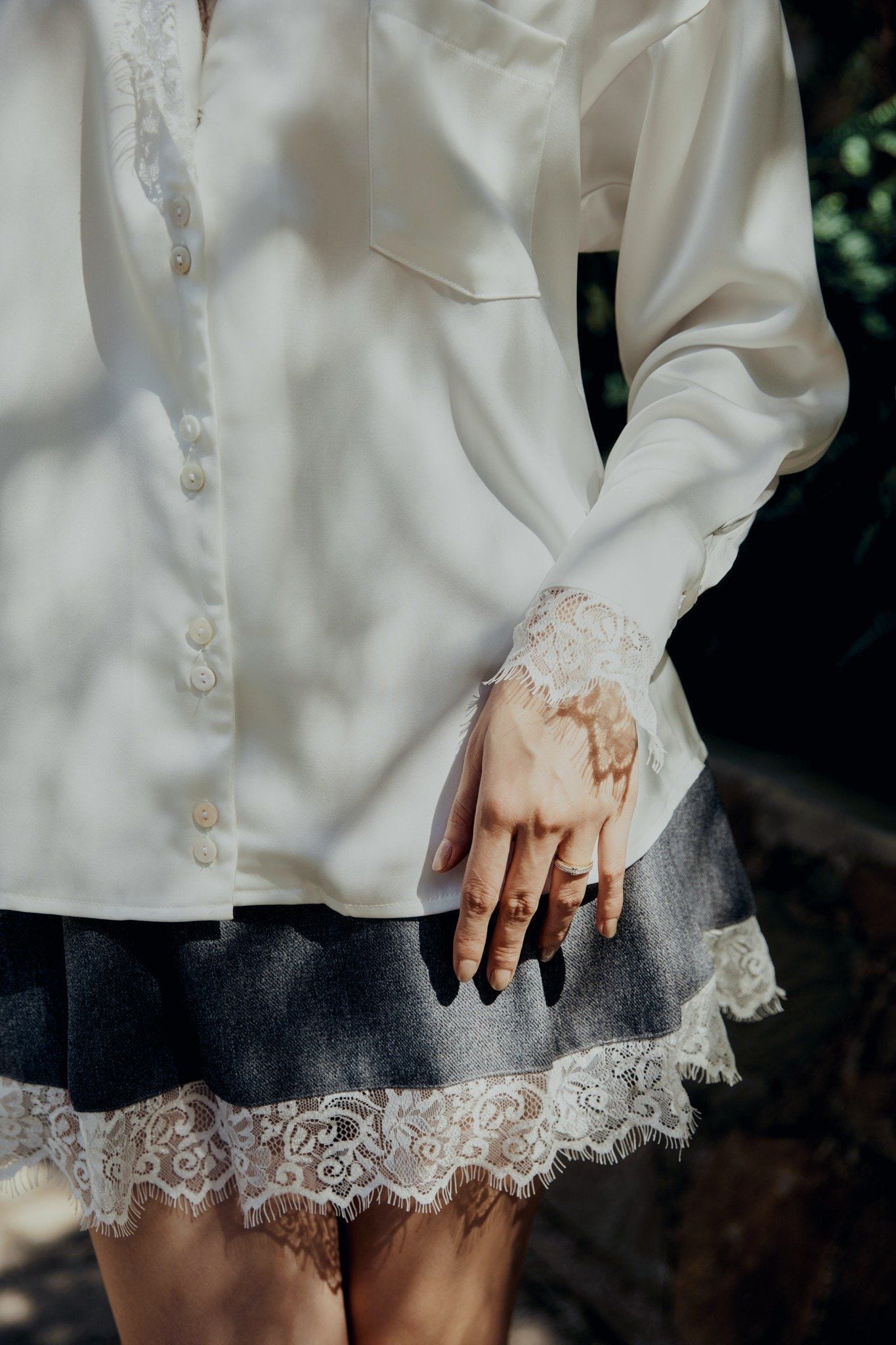 Áo Sơ Mi Vneck Lace Detail