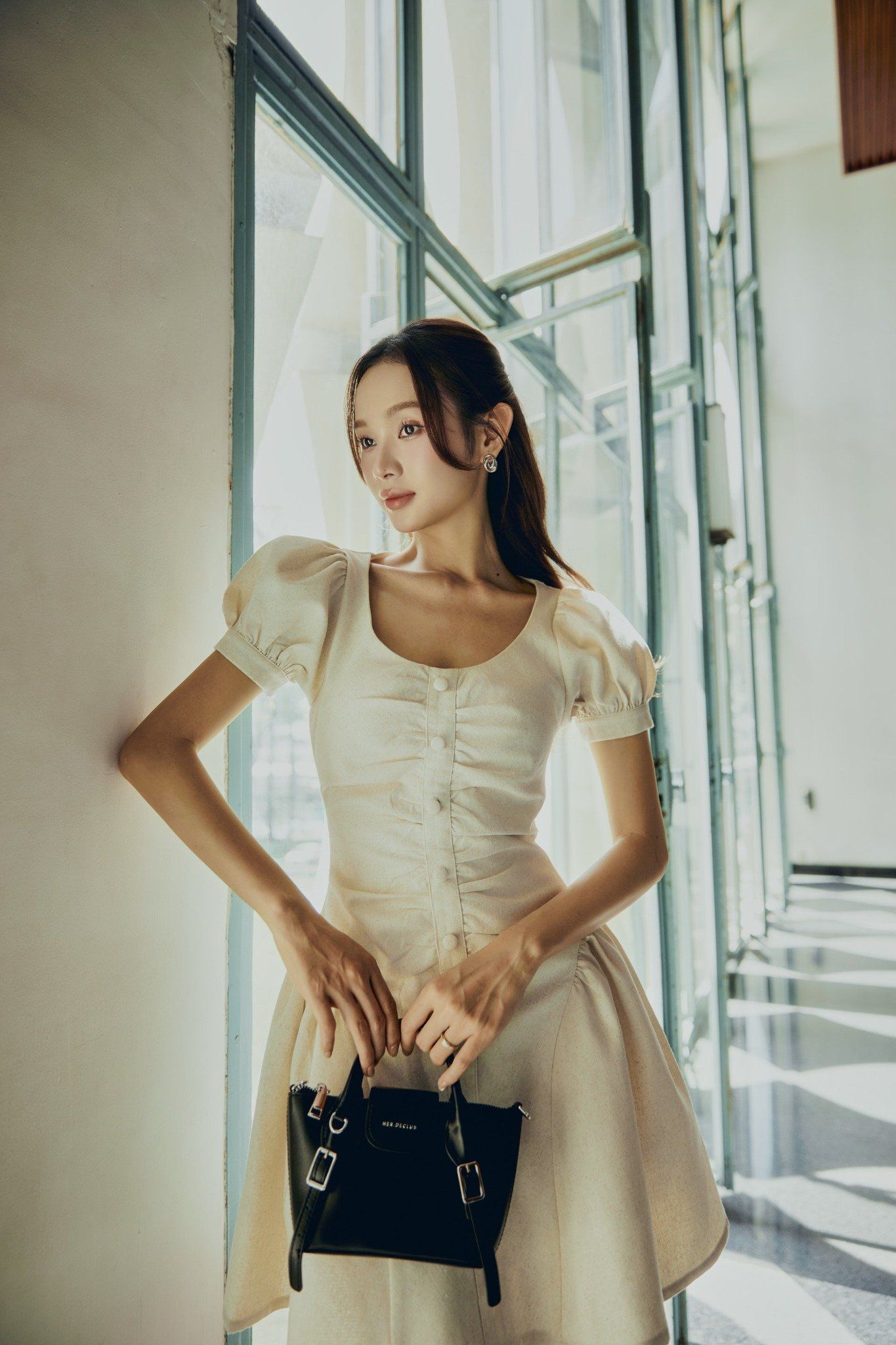  Đầm Ngắn Tay Bí Blossom 