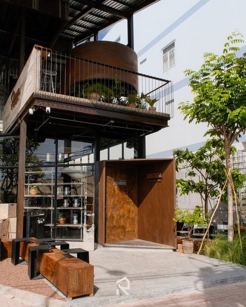 Loa treo tường phát nhạc nền cho quán Rustrial Coffee Hub, An Giang, loa được thiết kế riêng cho quán, bật lớn không tạp âm, miễn phí công lắp đặt, bảo hành dài hạn 5 năm