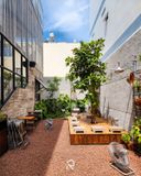 Loa treo tường phát nhạc nền cho quán Rustrial Coffee Hub, An Giang, loa được thiết kế riêng cho quán, bật lớn không tạp âm, miễn phí công lắp đặt, bảo hành dài hạn 5 năm