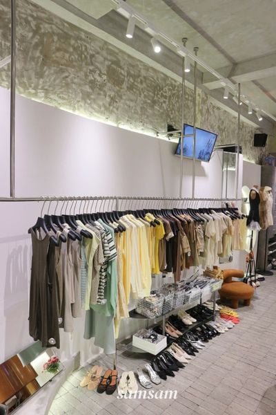 Loa treo tường phát nhạc nền cho SamSam Store, Đồng Nai, loa được thiết kế riêng cho quán, bật lớn không tạp âm, miễn phí công lắp đặt, bảo hành dài hạn 5 năm