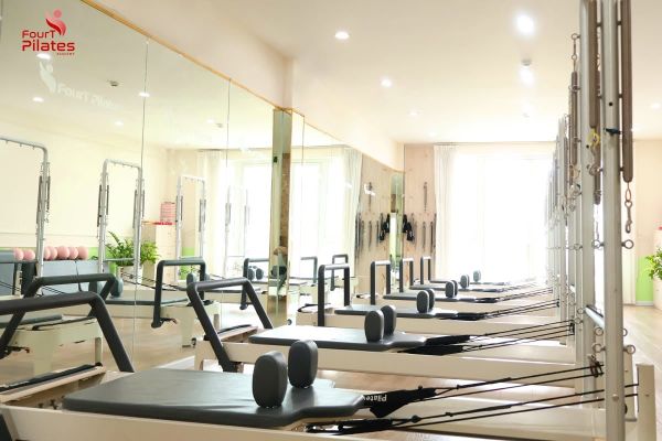 Loa treo tường phát nhạc nền cho FourT Pilates Academy - Phú Mỹ Hưng, TP. HCM, loa được thiết kế riêng cho quán, bật lớn không tạp âm, miễn phí công lắp đặt, bảo hành dài hạn 5 năm