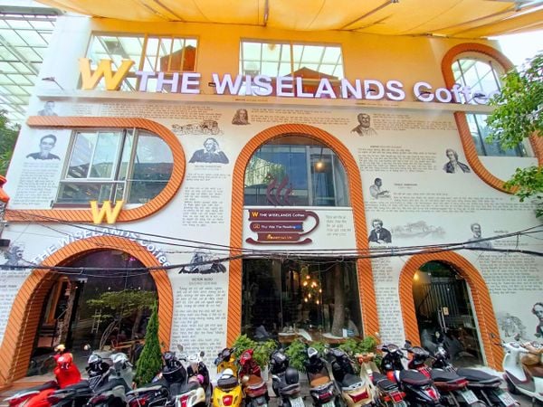 Loa treo tường phát nhạc nền cho The Wiselands Coffee, Quận 3, loa được thiết kế riêng cho quán, bật lớn không tạp âm, miễn phí công lắp đặt, bảo hành dài hạn 5 năm