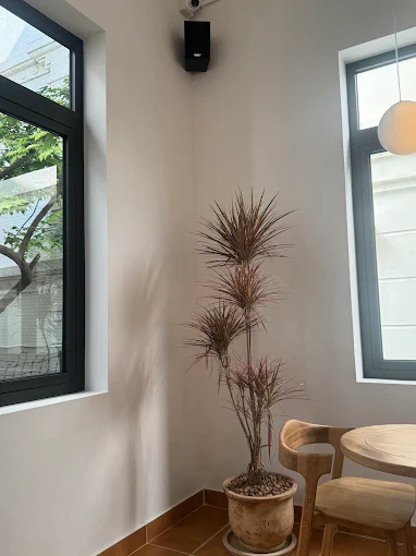 Loa thông báo, phát nhạc nền tự động Goldsound cho quán STRAW CAFE & BAKERY, Hà Nội, loa được thiết kế riêng cho quán, bật lớn không tạp âm, miễn phí công lắp đặt, bảo hành dài hạn 5 năm