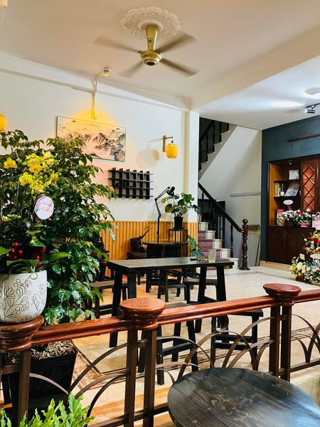 Loa treo tường phát nhạc nền cho Chốt's Coffee, loa được thiết kế riêng cho quán, bật lớn không tạp âm, miễn phí công lắp đặt, bảo hành dài hạn 5 năm