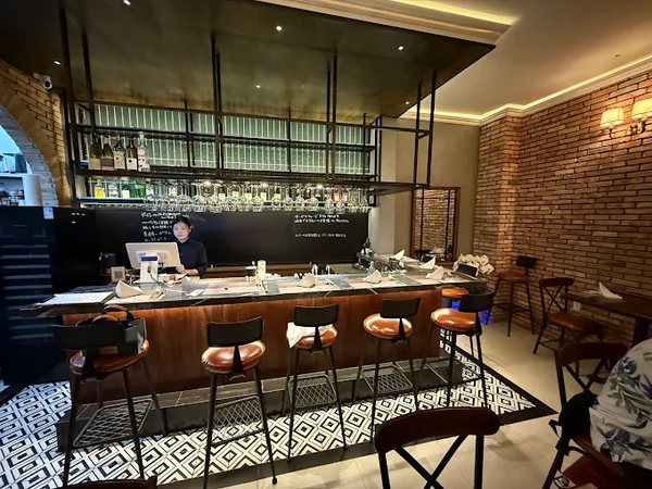 Loa nhà hàng phát nhạc nền tự động cho nhà hàng Bistro TONTON, Quận 1, loa được thiết kế riêng cho quán, bật lớn không tạp âm, miễn phí công lắp đặt, bảo hành dài hạn 5 năm