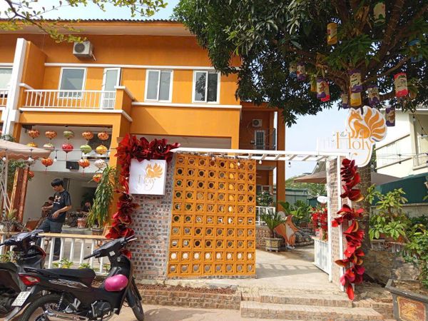 Loa treo tường phát nhạc nền cho tự động cho The Holy Garden, Hà Nội, loa được thiết kế riêng cho quán, bật lớn không tạp âm, miễn phí công lắp đặt, bảo hành dài hạn 5 năm