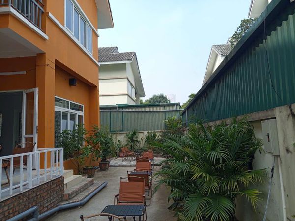 Loa treo tường phát nhạc nền cho tự động cho The Holy Garden, Hà Nội, loa được thiết kế riêng cho quán, bật lớn không tạp âm, miễn phí công lắp đặt, bảo hành dài hạn 5 năm