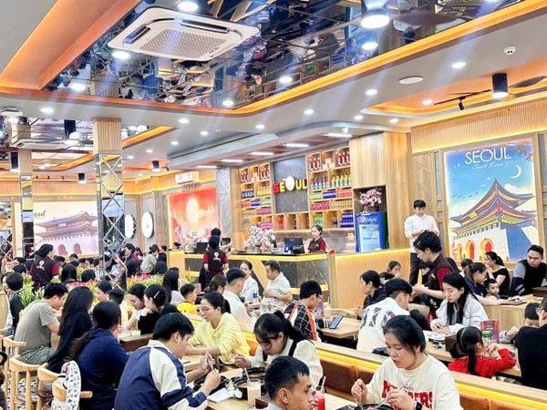 Loa nhà hàng phát nhạc nền tự động cho nhà hàng Mì Cay SEOUL Lê Thanh Nghị, loa được thiết kế riêng cho quán, bật lớn không tạp âm, miễn phí công lắp đặt, bảo hành dài hạn 5 năm