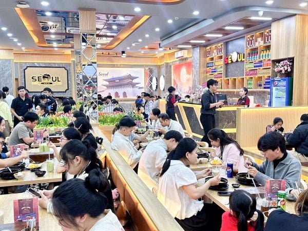 Loa nhà hàng phát nhạc nền tự động cho nhà hàng Mì Cay SEOUL Lê Thanh Nghị, loa được thiết kế riêng cho quán, bật lớn không tạp âm, miễn phí công lắp đặt, bảo hành dài hạn 5 năm