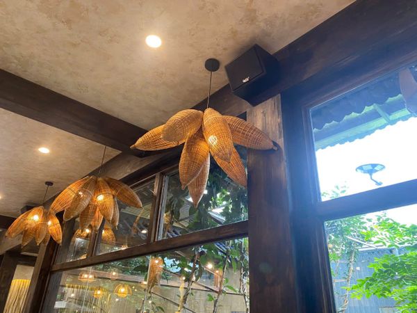 Loa treo tường ngoài trời phát nhạc nền cho Tĩnh Trà - Coffee, Hà Nội, loa được thiết kế riêng cho quán, bật lớn không tạp âm, miễn phí công lắp đặt, bảo hành dài hạn 5 năm