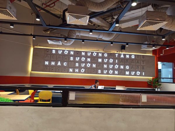 Loa treo tường phát nhạc nền cho nhà hàng Sườn Mười Royal City, TP Hà Nội, loa được thiết kế riêng cho quán, bật lớn không tạp âm, miễn phí công lắp đặt, bảo hành dài hạn 5 năm