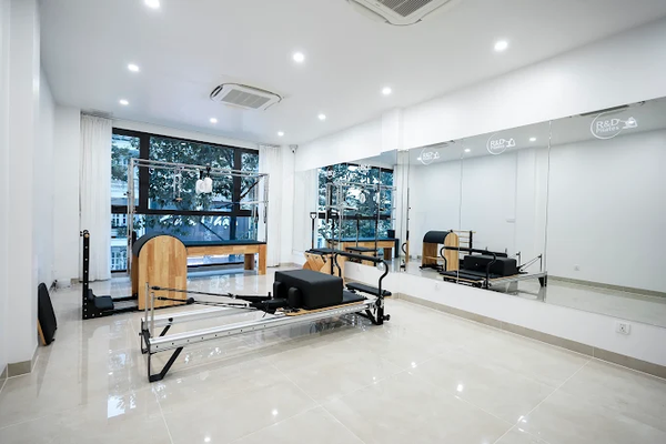 Loa treo tường phát nhạc nền cho phòng tập R&D Pilates, TP HCM, loa được thiết kế riêng cho quán, bật lớn không tạp âm, miễn phí công lắp đặt, bảo hành dài hạn 5 năm