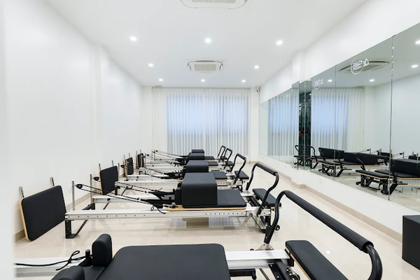 Loa treo tường phát nhạc nền cho phòng tập R&D Pilates, TP HCM, loa được thiết kế riêng cho quán, bật lớn không tạp âm, miễn phí công lắp đặt, bảo hành dài hạn 5 năm