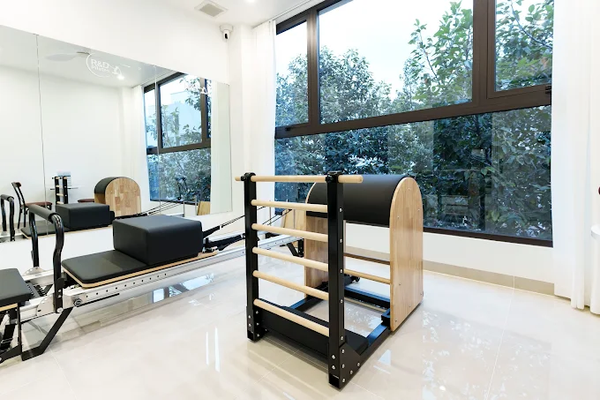 Loa treo tường phát nhạc nền cho phòng tập R&D Pilates, TP HCM, loa được thiết kế riêng cho quán, bật lớn không tạp âm, miễn phí công lắp đặt, bảo hành dài hạn 5 năm