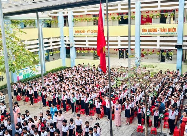 Loa treo tường phát thông báo, phát nhạc cho Trường Tiểu học Trần Văn Ơn, TP.HCM, loa được thiết kế riêng cho quán, bật lớn không tạp âm, miễn phí công lắp đặt, bảo hành dài hạn 5 năm
