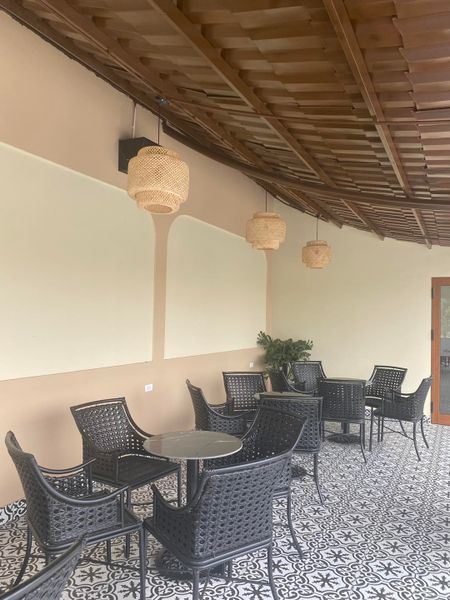 Loa treo tường phát nhạc nền cho quán Hồng Hà Coffee – Cơ sở 2, Hà Nội, loa được thiết kế riêng cho quán, bật lớn không tạp âm, miễn phí công lắp đặt, bảo hành dài hạn 5 năm