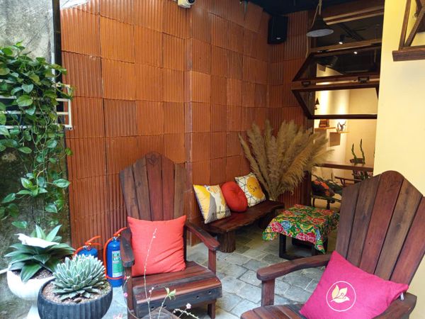 Loa quán cafe phát nhạc nền tự động cho quán The Bou Café & Tea, Hà Nội, loa được thiết kế riêng cho quán, bật lớn không tạp âm, miễn phí công lắp đặt, bảo hành dài hạn 5 năm