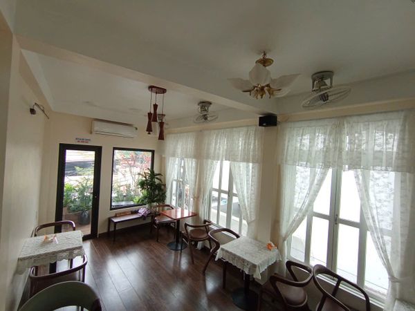 Loa treo tường phát nhạc nền cho Hạ nhỏ coffee and tea, TP.Hà Nội, loa được thiết kế riêng cho quán, bật lớn không tạp âm, miễn phí công lắp đặt, bảo hành dài hạn 5 năm