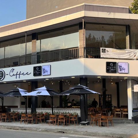 Loa treo tường cho Trung Nguyên E-Coffee Trần Văn Trà, Cần Thơ, loa được thiết kế riêng cho quán, bật lớn không tạp âm, miễn phí công lắp đặt, bảo hành dài hạn 5 năm