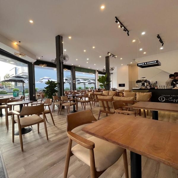 Loa treo tường cho Trung Nguyên E-Coffee Trần Văn Trà, Cần Thơ, loa được thiết kế riêng cho quán, bật lớn không tạp âm, miễn phí công lắp đặt, bảo hành dài hạn 5 năm