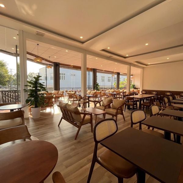 Loa treo tường cho Trung Nguyên E-Coffee Trần Văn Trà, Cần Thơ, loa được thiết kế riêng cho quán, bật lớn không tạp âm, miễn phí công lắp đặt, bảo hành dài hạn 5 năm