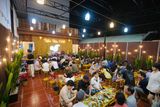 Loa treo tường phát nhạc nền cho quán TIỆM HÀU 1992, TP.HCM, loa được thiết kế riêng cho quán, bật lớn không tạp âm, miễn phí công lắp đặt, bảo hành dài hạn 5 năm