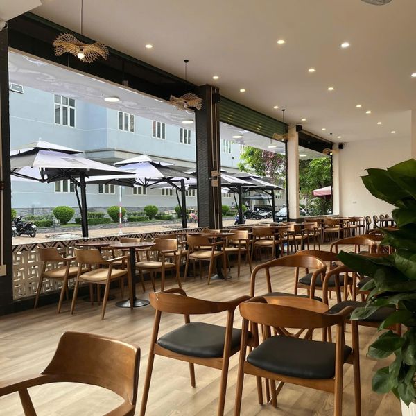 Loa treo tường cho Trung Nguyên E-Coffee Trần Văn Trà, Cần Thơ, loa được thiết kế riêng cho quán, bật lớn không tạp âm, miễn phí công lắp đặt, bảo hành dài hạn 5 năm