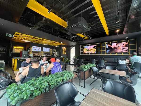 Loa nhà hàng, phát nhạc nền tự động cho Bunz Smash Burgers, TP HCM, loa được thiết kế riêng cho quán, bật lớn không tạp âm, miễn phí công lắp đặt, bảo hành dài hạn 5 năm