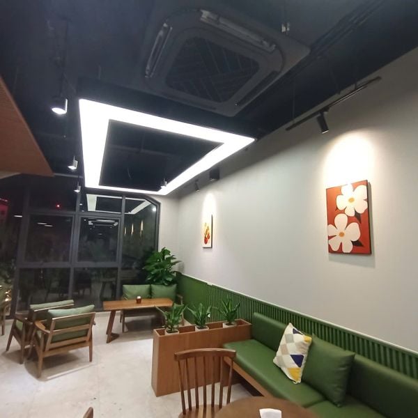 Loa treo tường phát nhạc nền cho quán LA’ COFFEE, Hà Nội, loa được thiết kế riêng cho quán, bật lớn không tạp âm, miễn phí công lắp đặt, bảo hành dài hạn 5 năm