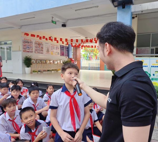 Loa treo tường phát thông báo, phát nhạc cho Trường Tiểu học Trần Văn Ơn, TP.HCM, loa được thiết kế riêng cho quán, bật lớn không tạp âm, miễn phí công lắp đặt, bảo hành dài hạn 5 năm