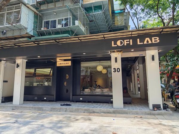 Loa treo tường phát nhạc nền cho quán Lofi Lab, Hà Nội, loa được thiết kế riêng cho quán, bật lớn không tạp âm, miễn phí công lắp đặt, bảo hành dài hạn 5 năm