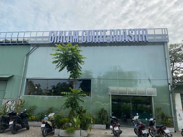 Loa treo tường phát nhạc nền cho quán GIA LAM Coffee Roaster, Hà Nội, loa được thiết kế riêng cho quán, bật lớn không tạp âm, miễn phí công lắp đặt, bảo hành dài hạn 5 năm